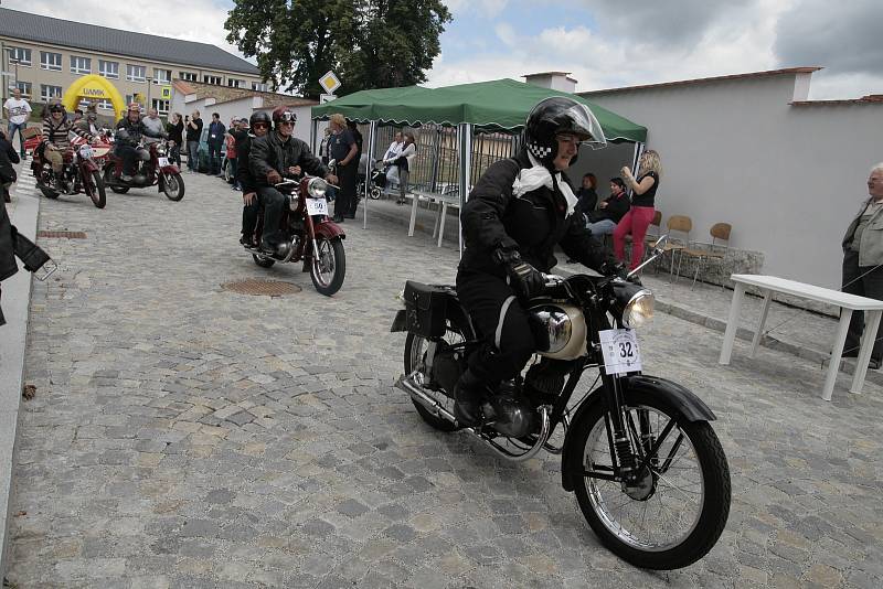 Pacov a okolí patřily v sobotu historickým motocyklům.