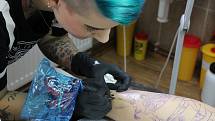 Zájemci mohli sledovat při práci Anetu Bröcklovou z RedHead Tattoo a seznámit se s celým procesem tetování.