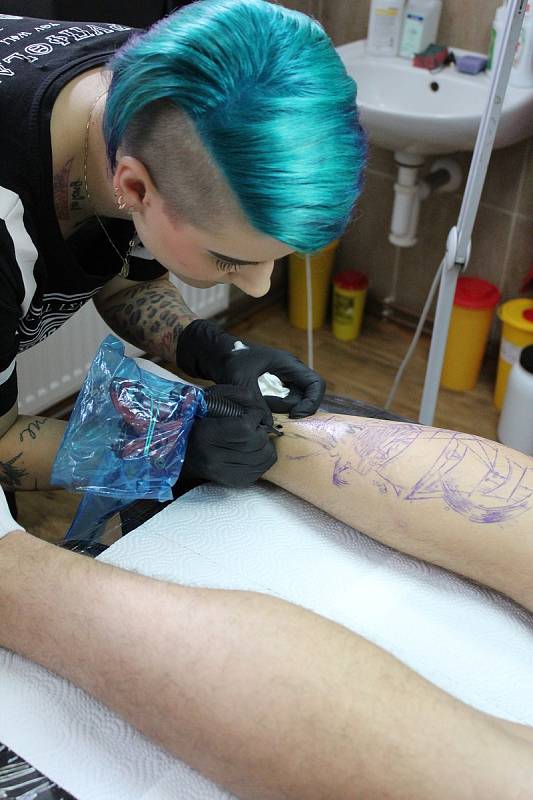 Zájemci mohli sledovat při práci Anetu Bröcklovou z RedHead Tattoo a seznámit se s celým procesem tetování.