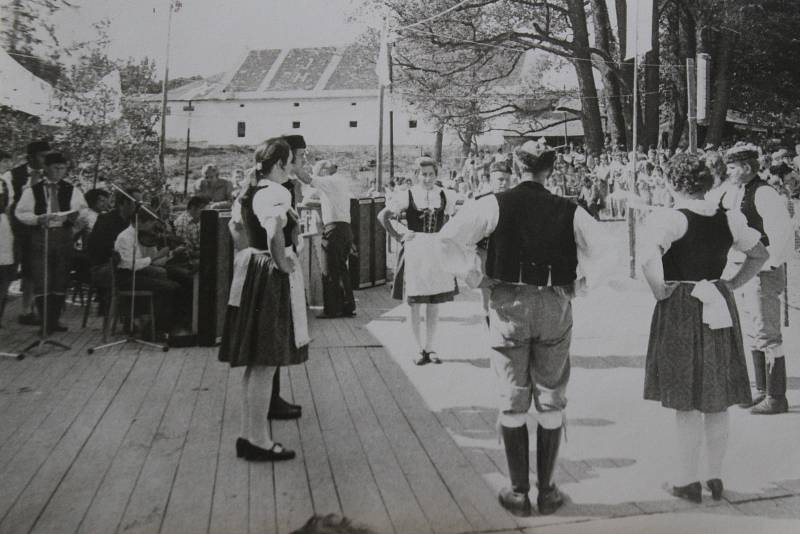 1975 – Kozimberské posvícení v roce 1975. Soubor Stražišťan zde tancoval Českou besedu.