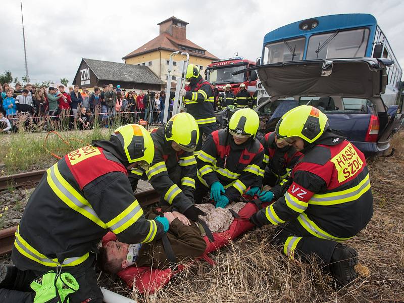 Simulovaný zásah u dopravní nehody vlaku s osobního automobilu.