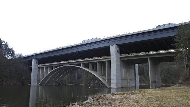 Vysočinská rarita: z protektorátní trasy D1 zbyly jen mosty, překlenují Švihov