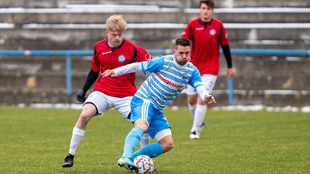 Nečekané výhry dosáhli ve 22. kole moravskoslezské divize D fotbalisté Humpolce (v modrobílém). Na půdě juniorky Zbrojovky Brno v neděli zvítězili 1:0.