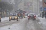 Varování meteorologů se potvrdila, přívaly sněhu zaplavily také Pelhřimovsko. Hustější sněžení dorazilo nejprve na Humpolecko. Jezdit se po kluzké silnici nechalo, ale jenom pomalu a nanejvýš opatrně.  