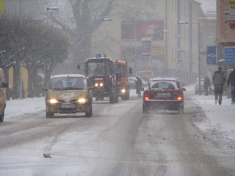 Varování meteorologů se potvrdila, přívaly sněhu zaplavily také Pelhřimovsko. Hustější sněžení dorazilo nejprve na Humpolecko. Jezdit se po kluzké silnici nechalo, ale jenom pomalu a nanejvýš opatrně.  