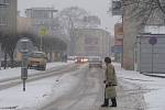 Varování meteorologů se potvrdila, přívaly sněhu zaplavily také Pelhřimovsko. Hustější sněžení dorazilo nejprve na Humpolecko. Jezdit se po kluzké silnici nechalo, ale jenom pomalu a nanejvýš opatrně.  