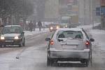 Varování meteorologů se potvrdila, přívaly sněhu zaplavily také Pelhřimovsko. Hustější sněžení dorazilo nejprve na Humpolecko. Jezdit se po kluzké silnici nechalo, ale jenom pomalu a nanejvýš opatrně.  