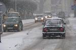 Varování meteorologů se potvrdila, přívaly sněhu zaplavily také Pelhřimovsko. Hustější sněžení dorazilo nejprve na Humpolecko. Jezdit se po kluzké silnici nechalo, ale jenom pomalu a nanejvýš opatrně.  