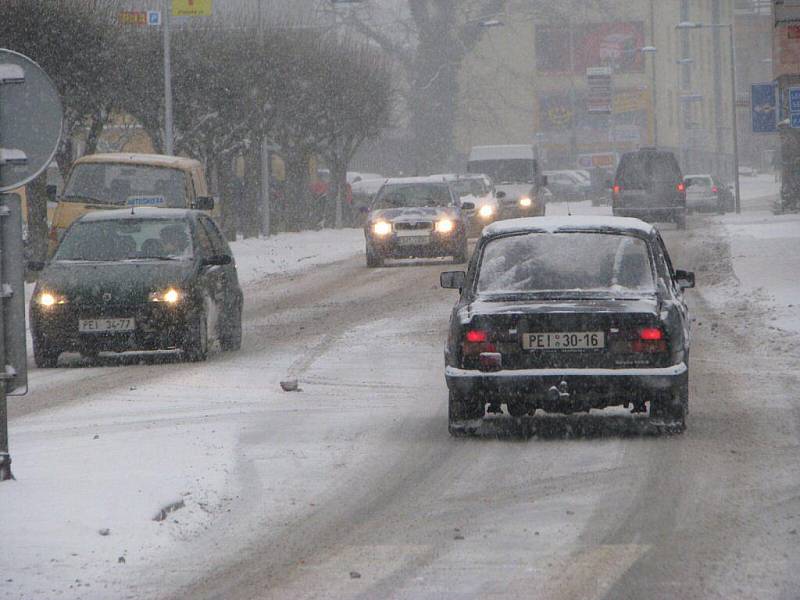 Varování meteorologů se potvrdila, přívaly sněhu zaplavily také Pelhřimovsko. Hustější sněžení dorazilo nejprve na Humpolecko. Jezdit se po kluzké silnici nechalo, ale jenom pomalu a nanejvýš opatrně.  