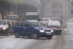 Varování meteorologů se potvrdila, přívaly sněhu zaplavily také Pelhřimovsko. Hustější sněžení dorazilo nejprve na Humpolecko. Jezdit se po kluzké silnici nechalo, ale jenom pomalu a nanejvýš opatrně.  