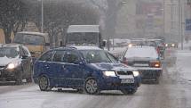 Varování meteorologů se potvrdila, přívaly sněhu zaplavily také Pelhřimovsko. Hustější sněžení dorazilo nejprve na Humpolecko. Jezdit se po kluzké silnici nechalo, ale jenom pomalu a nanejvýš opatrně.  