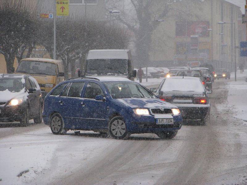 Varování meteorologů se potvrdila, přívaly sněhu zaplavily také Pelhřimovsko. Hustější sněžení dorazilo nejprve na Humpolecko. Jezdit se po kluzké silnici nechalo, ale jenom pomalu a nanejvýš opatrně.  