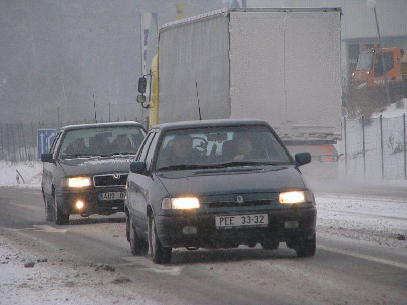 Varování meteorologů se potvrdila, přívaly sněhu zaplavily také Pelhřimovsko. Hustější sněžení dorazilo nejprve na Humpolecko. Jezdit se po kluzké silnici nechalo, ale jenom pomalu a nanejvýš opatrně.  