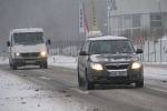 Varování meteorologů se potvrdila, přívaly sněhu zaplavily také Pelhřimovsko. Hustější sněžení dorazilo nejprve na Humpolecko. Jezdit se po kluzké silnici nechalo, ale jenom pomalu a nanejvýš opatrně.  