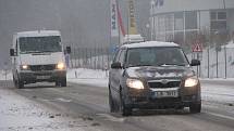 Varování meteorologů se potvrdila, přívaly sněhu zaplavily také Pelhřimovsko. Hustější sněžení dorazilo nejprve na Humpolecko. Jezdit se po kluzké silnici nechalo, ale jenom pomalu a nanejvýš opatrně.  