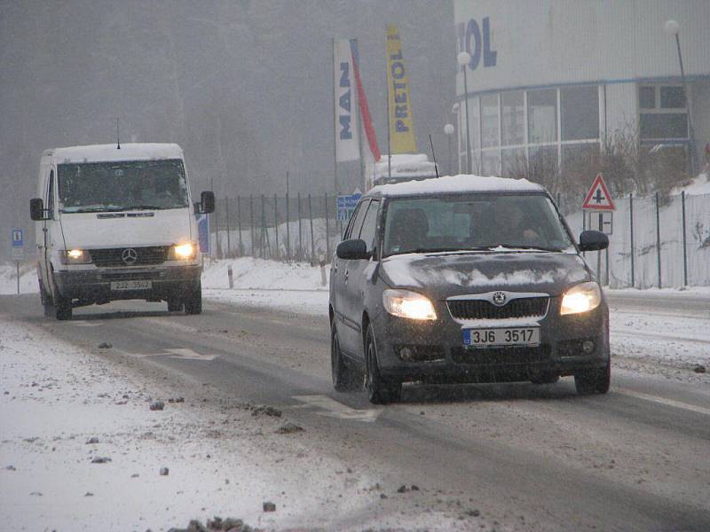 Varování meteorologů se potvrdila, přívaly sněhu zaplavily také Pelhřimovsko. Hustější sněžení dorazilo nejprve na Humpolecko. Jezdit se po kluzké silnici nechalo, ale jenom pomalu a nanejvýš opatrně.  