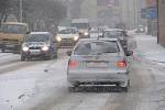 Varování meteorologů se potvrdila, přívaly sněhu zaplavily také Pelhřimovsko. Hustější sněžení dorazilo nejprve na Humpolecko. Jezdit se po kluzké silnici nechalo, ale jenom pomalu a nanejvýš opatrně.  