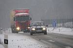 Varování meteorologů se potvrdila, přívaly sněhu zaplavily také Pelhřimovsko. Hustější sněžení dorazilo nejprve na Humpolecko. Jezdit se po kluzké silnici nechalo, ale jenom pomalu a nanejvýš opatrně.  