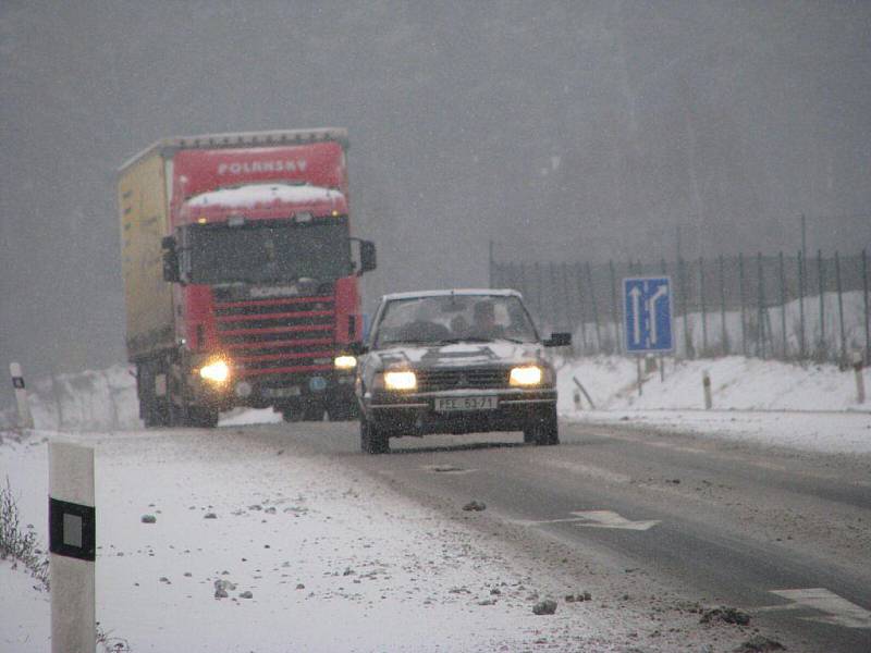 Varování meteorologů se potvrdila, přívaly sněhu zaplavily také Pelhřimovsko. Hustější sněžení dorazilo nejprve na Humpolecko. Jezdit se po kluzké silnici nechalo, ale jenom pomalu a nanejvýš opatrně.  