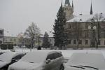 Varování meteorologů se potvrdila, přívaly sněhu zaplavily také Pelhřimovsko. Hustější sněžení dorazilo nejprve na Humpolecko. Jezdit se po kluzké silnici nechalo, ale jenom pomalu a nanejvýš opatrně.  