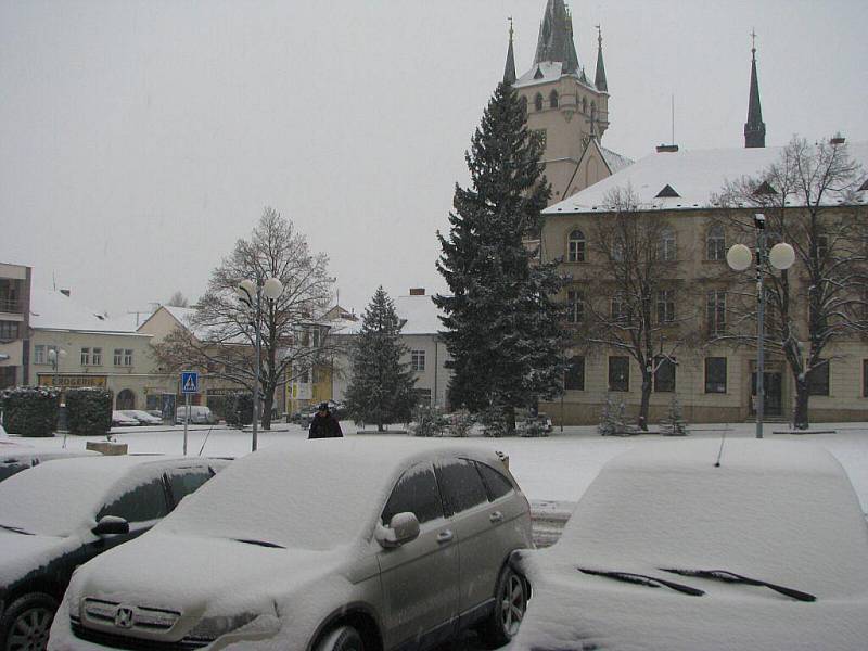 Varování meteorologů se potvrdila, přívaly sněhu zaplavily také Pelhřimovsko. Hustější sněžení dorazilo nejprve na Humpolecko. Jezdit se po kluzké silnici nechalo, ale jenom pomalu a nanejvýš opatrně.  