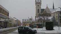 Varování meteorologů se potvrdila, přívaly sněhu zaplavily také Pelhřimovsko. Hustější sněžení dorazilo nejprve na Humpolecko. Jezdit se po kluzké silnici nechalo, ale jenom pomalu a nanejvýš opatrně.  