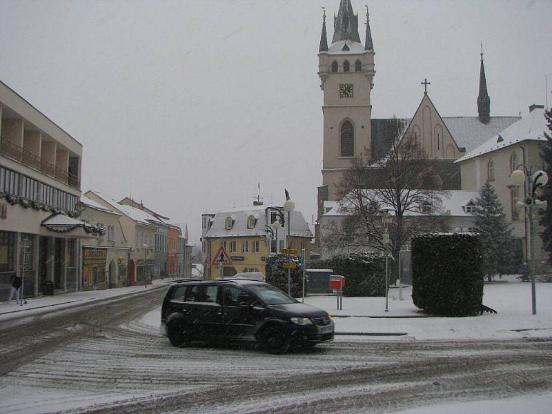 Varování meteorologů se potvrdila, přívaly sněhu zaplavily také Pelhřimovsko. Hustější sněžení dorazilo nejprve na Humpolecko. Jezdit se po kluzké silnici nechalo, ale jenom pomalu a nanejvýš opatrně.  