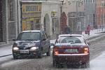 Varování meteorologů se potvrdila, přívaly sněhu zaplavily také Pelhřimovsko. Hustější sněžení dorazilo nejprve na Humpolecko. Jezdit se po kluzké silnici nechalo, ale jenom pomalu a nanejvýš opatrně.  