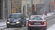 Varování meteorologů se potvrdila, přívaly sněhu zaplavily také Pelhřimovsko. Hustější sněžení dorazilo nejprve na Humpolecko. Jezdit se po kluzké silnici nechalo, ale jenom pomalu a nanejvýš opatrně.  