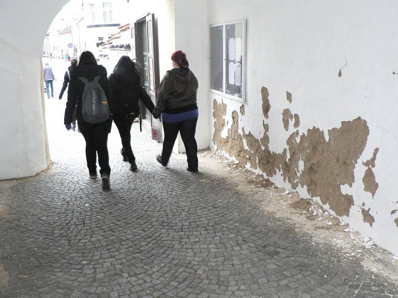 Stavebníci opadanou omítku odklidí na začátku příštího týdne. Se samotnou opravou pak počkají na jaro.