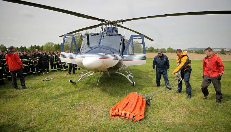 Pokud by velitel zásahu uznal, že je nutné k hašení požáru ve špatně přístupném terénu povolat pomoc, z Prahy, nebo z Brna by na Vysočinu dorazil policejní vrtulník se závěsným vakem.