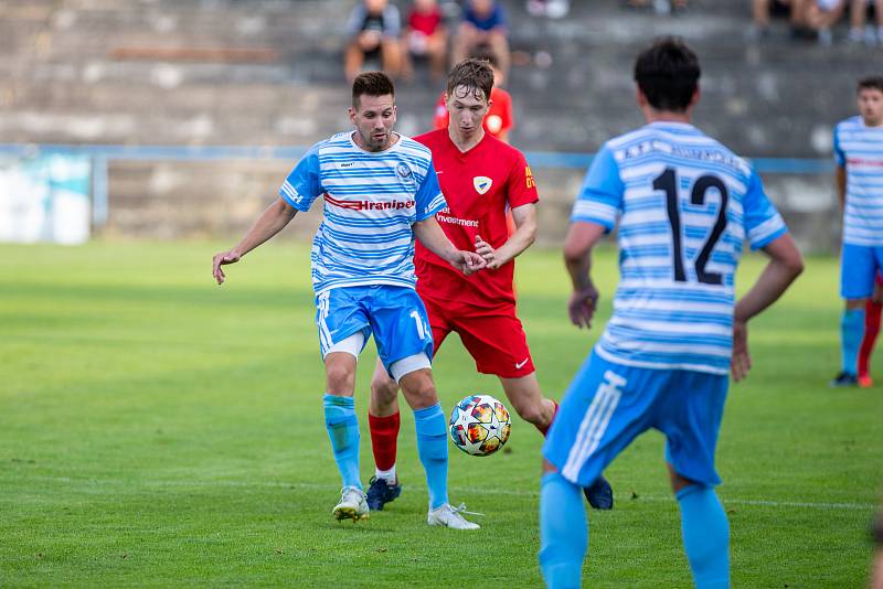 Fotbalové utkání mezi AFC Humpolec (v modrobílém) a TJ Tatran Bohunice.