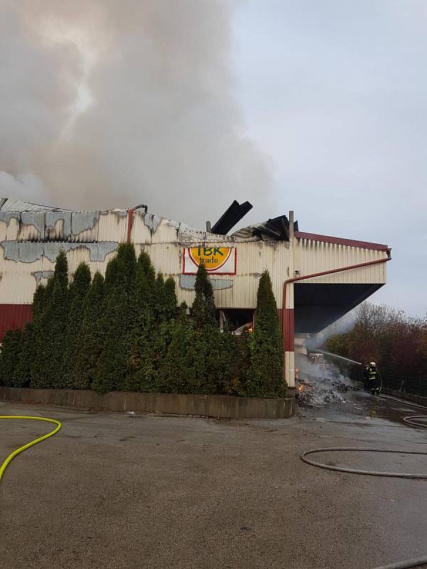 Požár skladovací haly v Horní Cerekvi.