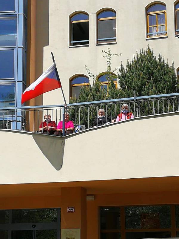 Klienti Domova pro seniory v Pelhřimově zažili  koncert pod okny.