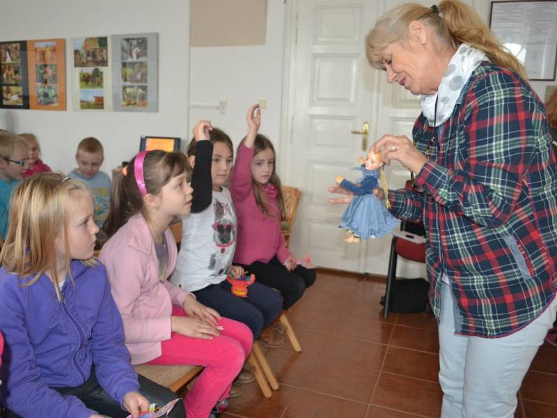 Druháčci ze Základní školy Humpolec byli povídáním Šárky Váchové (vlevo) tak nadšeni, že ji požádali o podpis na vlastnoručně vyrobené papírové loutky. 