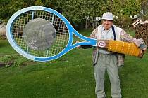 Obří tenisová raketa, kterou uvidí návštěvníci Muzea rekordů a kuriozit Pelhřimov.