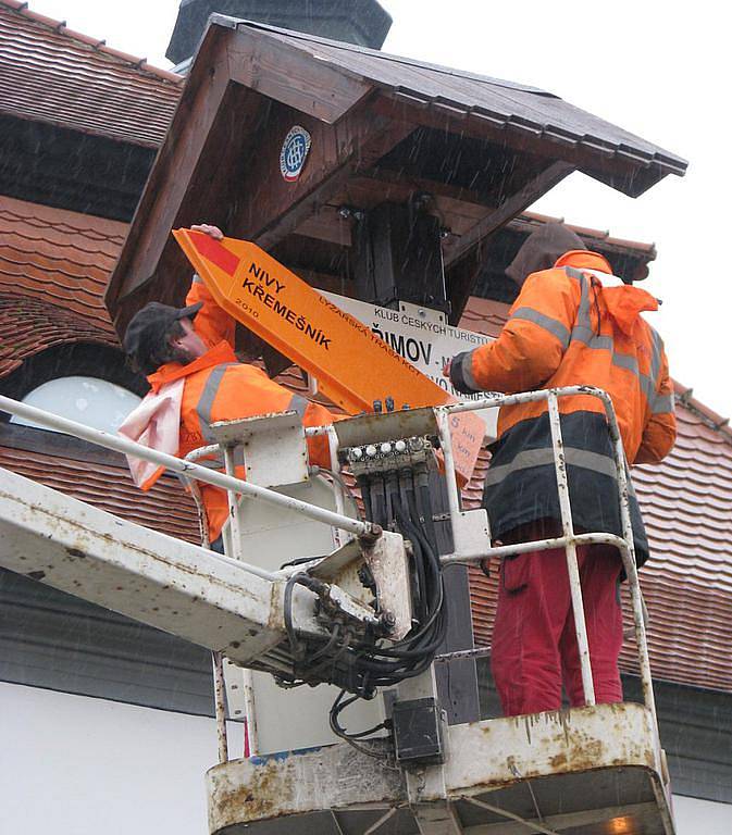 Největší turistický rozcestník se opět vrátil na pelhřimovské náměstí