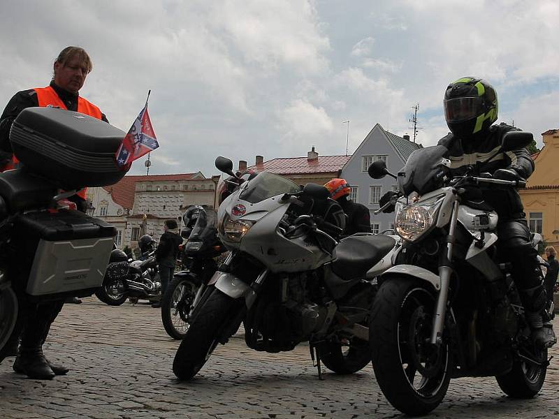 Na motorkářském srazu napočítali rekordních 347 motorek.