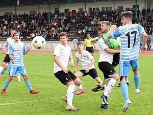 Na podzimní derby mezi fotbalisty Pelhřimova (bílé dresy) a Humpolce (v modrém) dorazilo přes osm stovek diváků. Vysoká návštěva se dá očekávat také zítra.