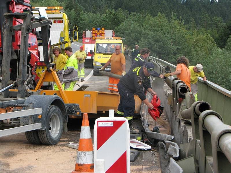 Píšť 76km - V pondělí ve 13:41 hod havaroval na 75. km dálnice D1 ve směru na Brno nákladní automobil. Kamion blokoval tři jízdní pruhy a z nádrží vytékalo velké množství nafty.