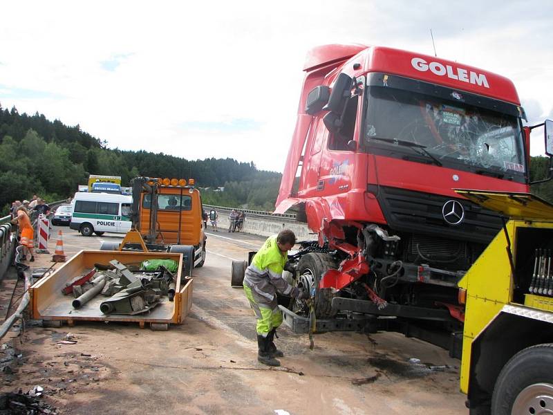 Píšť 76km - V pondělí ve 13:41 hod havaroval na 75. km dálnice D1 ve směru na Brno nákladní automobil. Kamion blokoval tři jízdní pruhy a z nádrží vytékalo velké množství nafty.