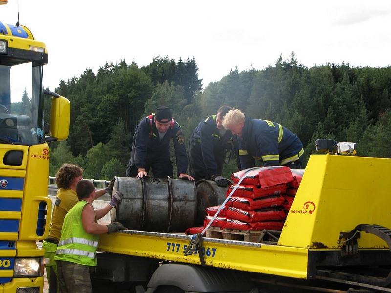 Píšť 76km - V pondělí ve 13:41 hod havaroval na 75. km dálnice D1 ve směru na Brno nákladní automobil. Kamion blokoval tři jízdní pruhy a z nádrží vytékalo velké množství nafty.