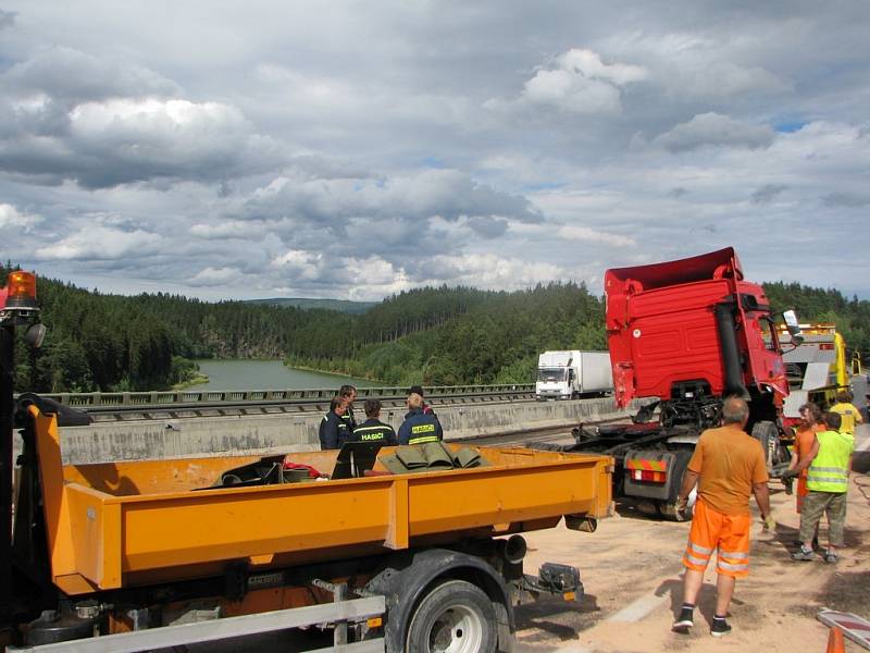 Píšť 76km - V pondělí ve 13:41 hod havaroval na 75. km dálnice D1 ve směru na Brno nákladní automobil. Kamion blokoval tři jízdní pruhy a z nádrží vytékalo velké množství nafty.