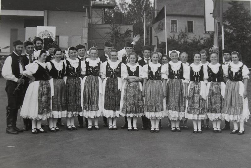 1987 – první zahraniční vystoupení. Folklorní festival ve Schmalkaldenu, který se uskutečnil 19. - 23. června. V následujících letech se soubor se na vystoupení vypravil ještě jednou do Německa, dále do Švédska, Holandska a Turecka.