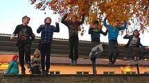 Podzimní trénink mladých parkouristů v terénu - na autobusovém nádraží v Kamenici nad Lipou