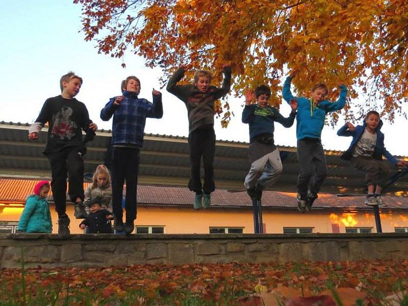 Podzimní trénink mladých parkouristů v terénu - na autobusovém nádraží v Kamenici nad Lipou