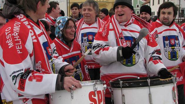 Když fanoušci šli do ulic, aby podpořili pelhřimovský hokej, Paval Rafaj (s bubnem) mezi nimi nemohl chybět.