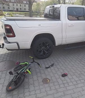 Nehoda auta a dítěte na kole v Pelhřimově.
