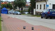 Po pondělní šesté hodině ranní policie obdržela zprávu o mrtvém muži před domem v Horní Cerekvi. Dopoledne místo nálezu připomínaly policejní značky. 