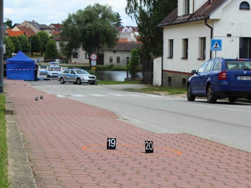 Po pondělní šesté hodině ranní policie obdržela zprávu o mrtvém muži před domem v Horní Cerekvi. Dopoledne místo nálezu připomínaly policejní značky. 